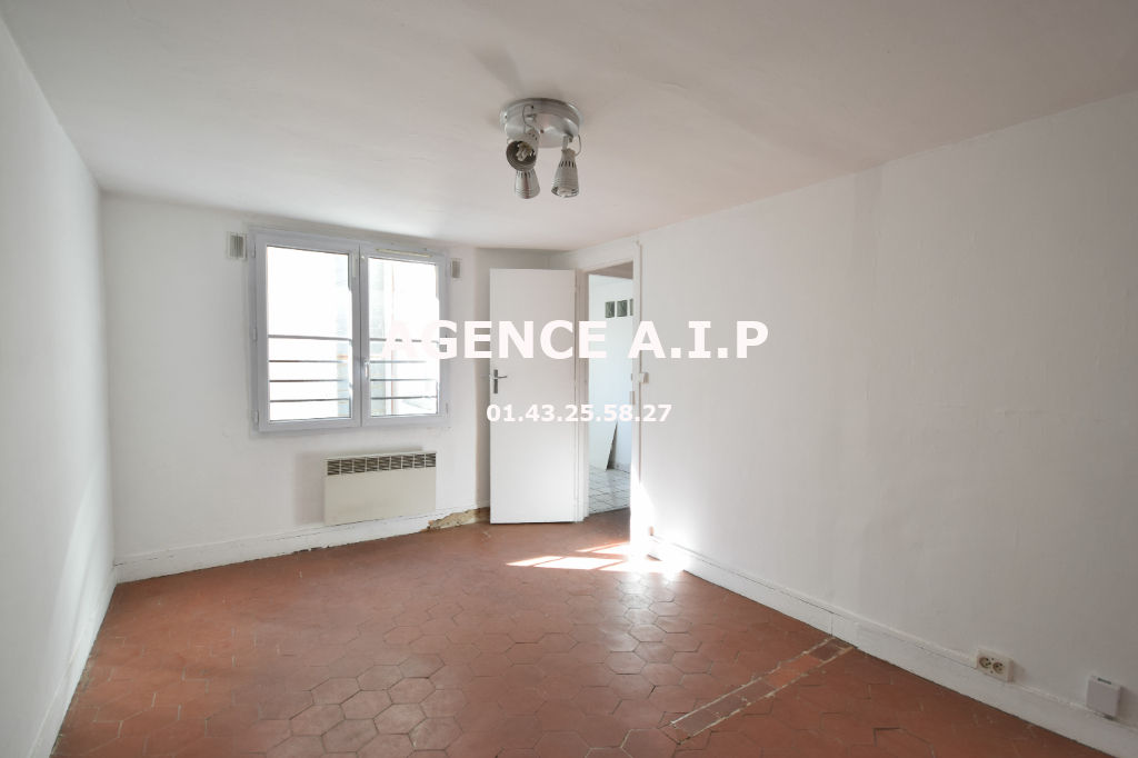 2 pièces 43 m2 au dernier étage ascenseur, travaux à prévoir ! 2 pièces 43 m2 au dernier étage ascenseur, travaux à prévoir !