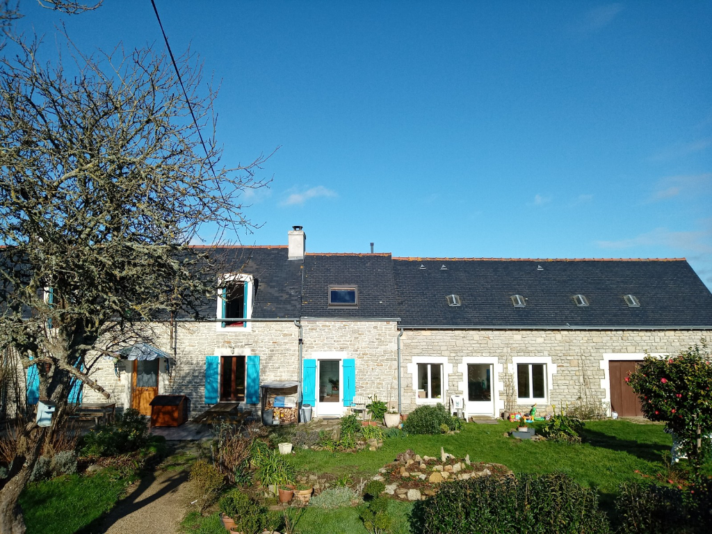 Grande maison de style longère + garage + grand terrain à Treffiagat Grande maison de style longère + garage + grand terrain à Treffiagat