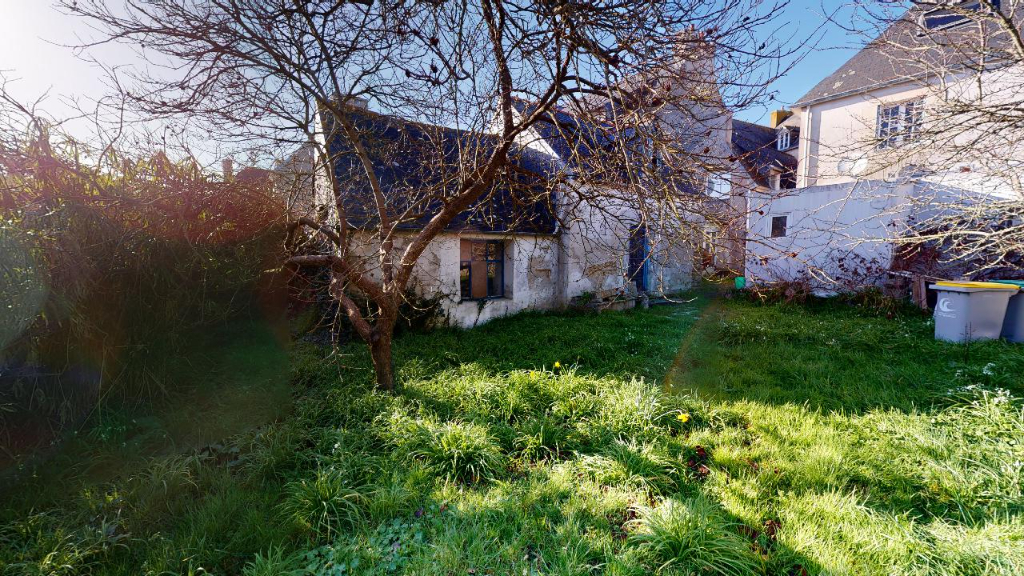 Propriété de 2 logements + jardin + penty à rénover au bourg de Penmarch Propriété de 2 logements + jardin + penty à rénover au bourg de Penmarch
